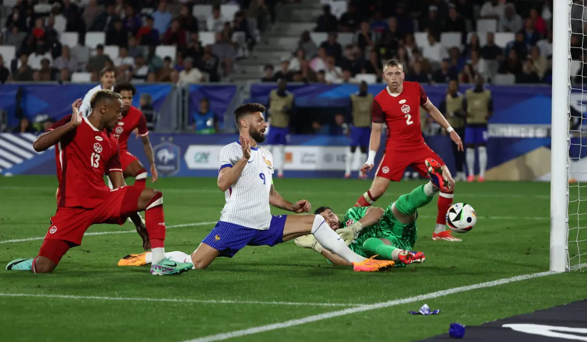 Giroud tỏ ra quá vô duyên với các cơ hội của mình.