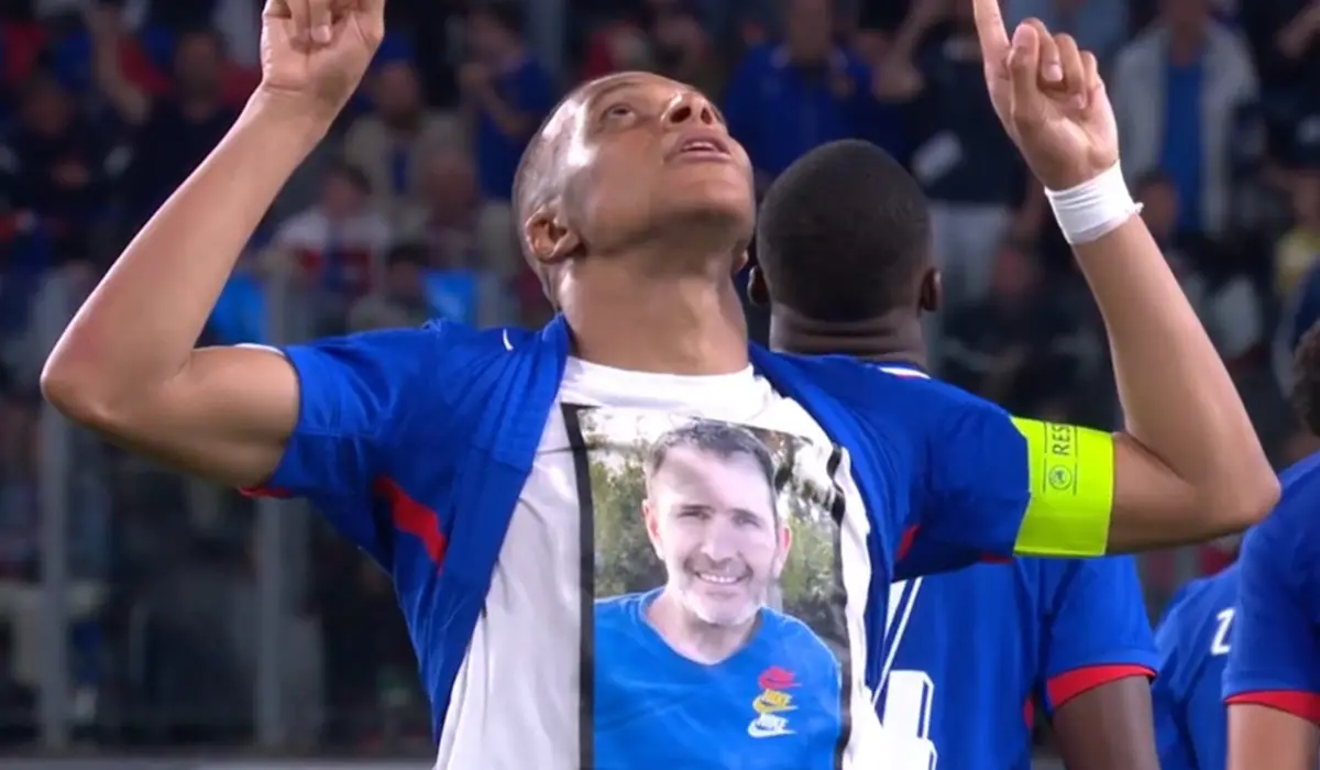 Mbappe ăn mừng tri ân chú