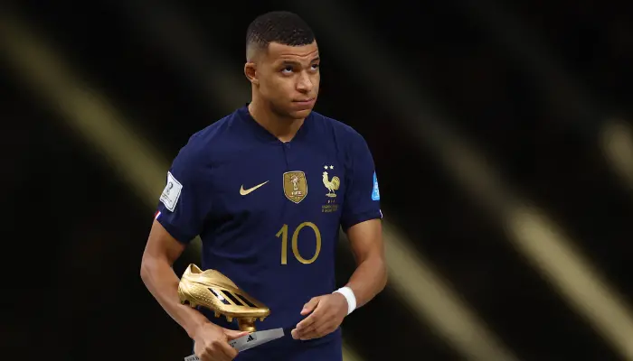 Mbappe cầm chiếc giày vàng