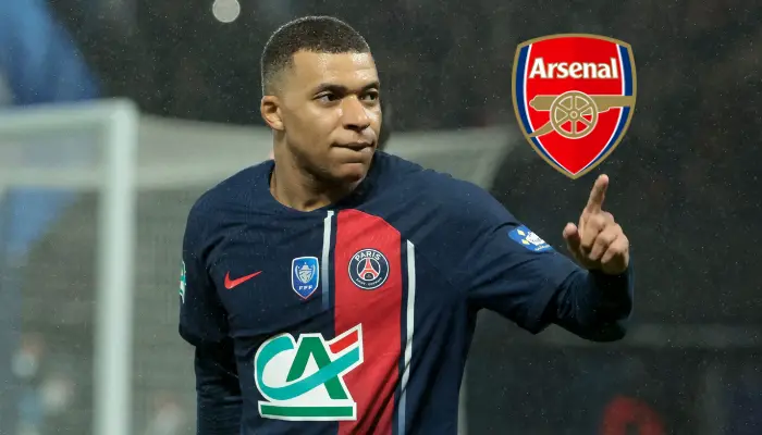 Mbappe chỉ tay lên trời