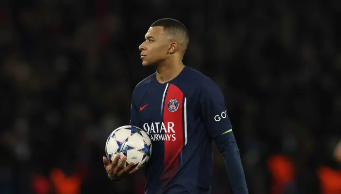 Mbappe cầm quả bóng