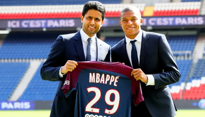 Mbappe và chủ tịch PSG trong ngày ra mắt.