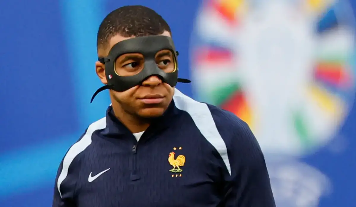 Mbappe đeo mặt nạ