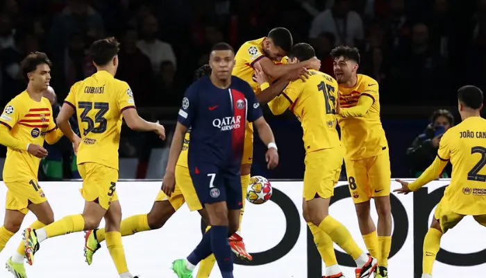 Mbappe và các cầu thủ Barca