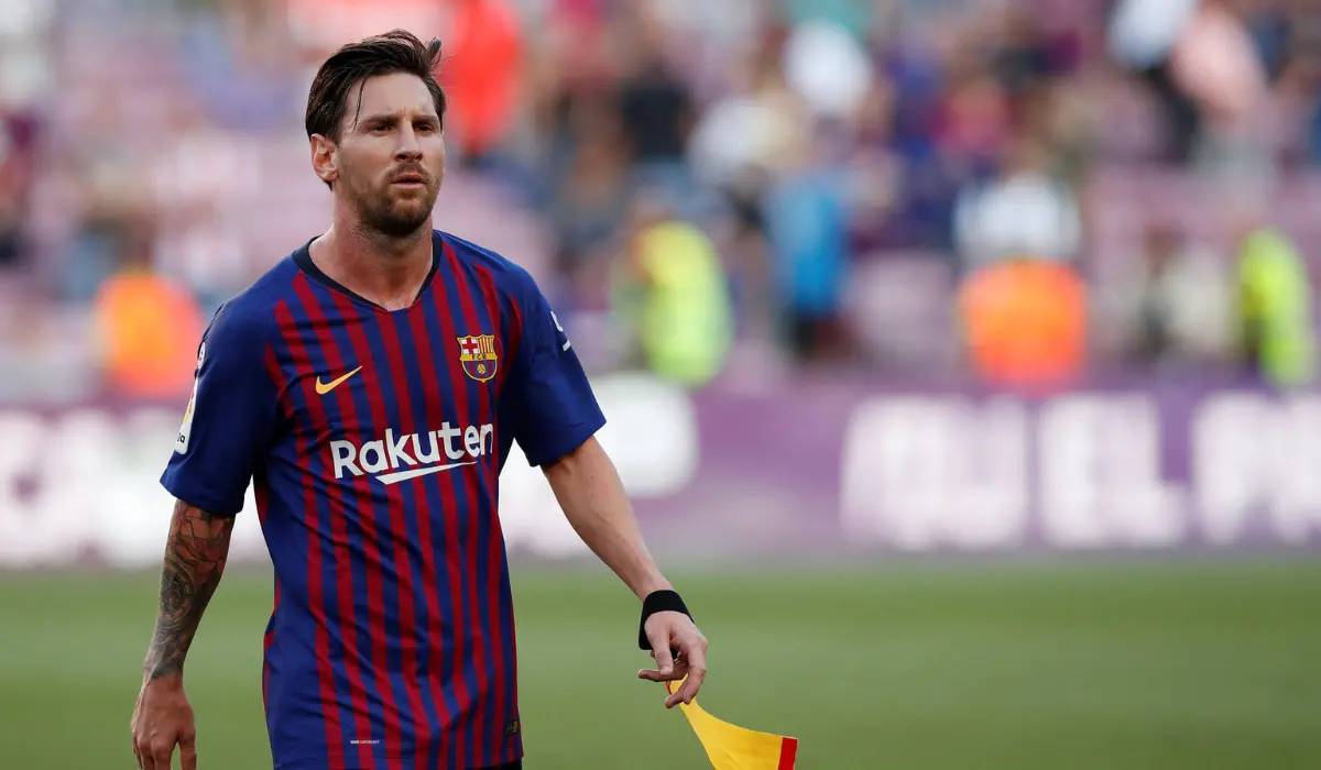 Tại sao Lionel Messi có thói quen đi bộ trên sân? 