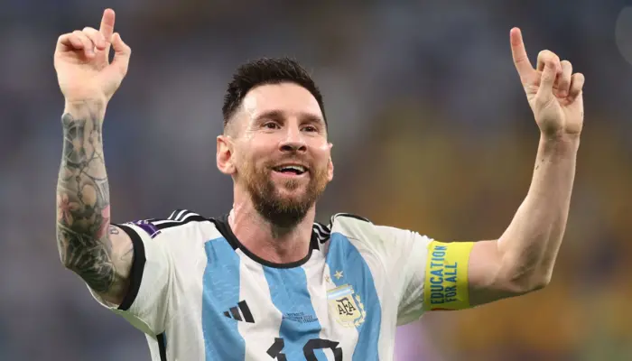 Messi đang giơ 2 tay lên trời