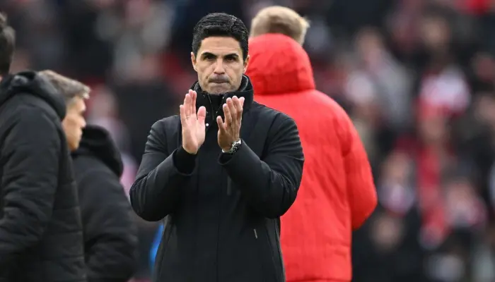 Mikel Arteta vỗ tay