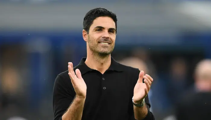 Mikel Arteta vỗ tay