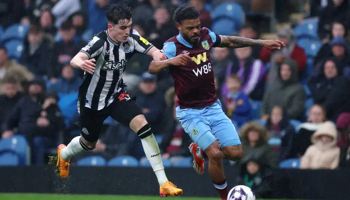 Newcastle đấu Burnley