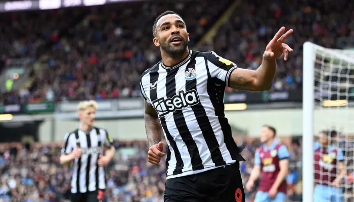 Newcastle đấu Burnley