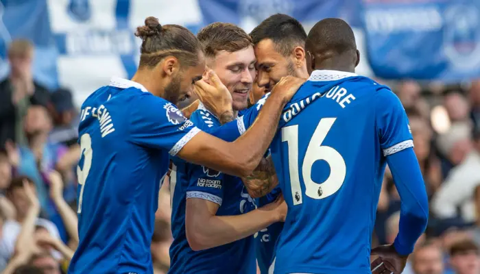 Everton đã đánh bại Newcastle 3-0 trong trận lượt đi ở Goodison Park.