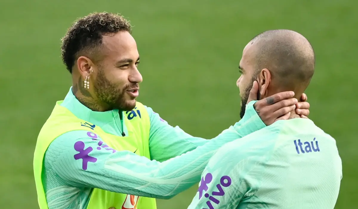 Cha của Neymar đồng ý chi tiền khủng để giải thoát cho Dani Alves