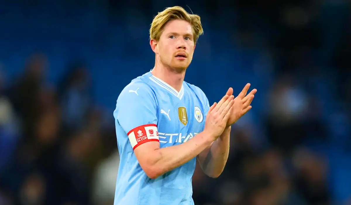 Kevin De Bruyne vỗ tay.