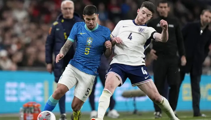 Declan Rice đối đầu tuyển Brazil