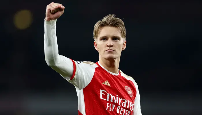 Odegaard đang đưa 1 tay lên