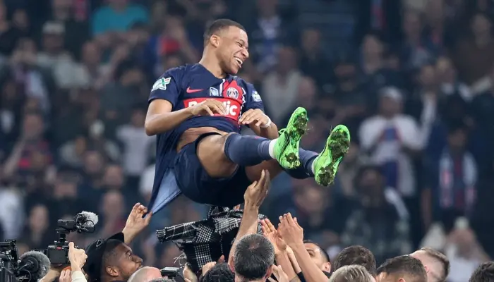 Đồng đội tri ân Mbappe trong ngày PSG lên ngôi vô địch Cúp Quốc gia Pháp