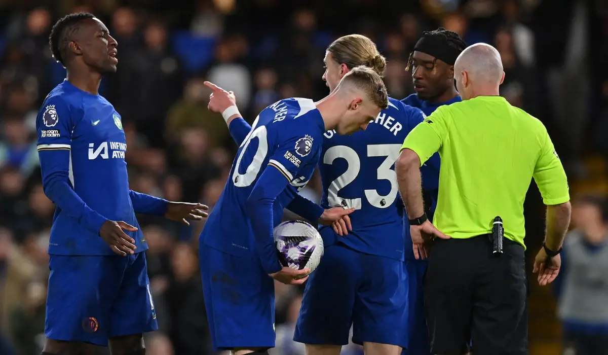 Huyền thoại Arsenal 'nói đạo lý' với bộ đôi Chelsea vì tranh pen như trẻ con