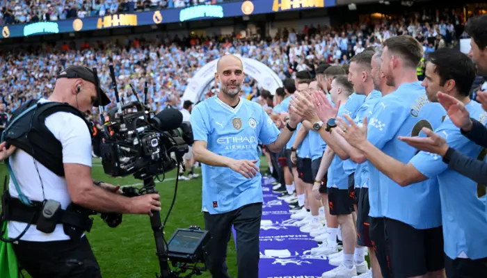 Pep Guardiola ăn mừng