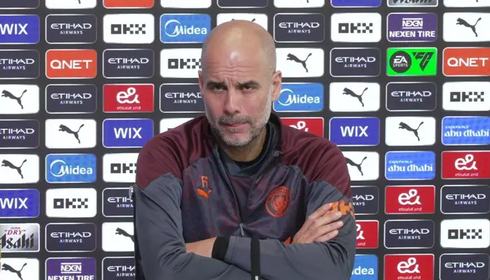 Pep Guardiola mỉa mai các chỉ trích hướng về mình.