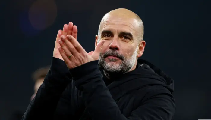 Pep Guardiola vỗ tay