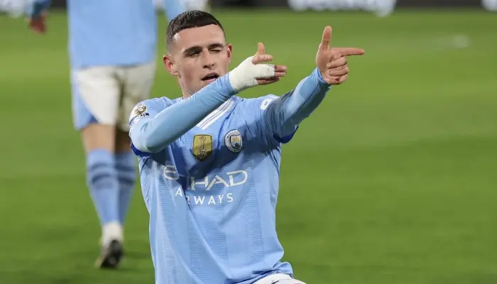 Phil Foden ăn mừng