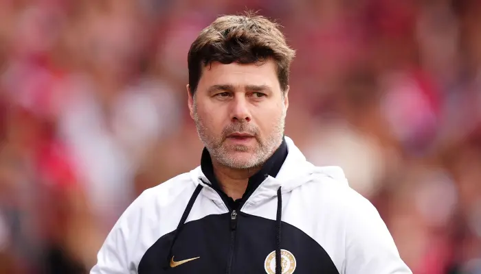 Pochettino đang nhìn một cách đăm chiêu.