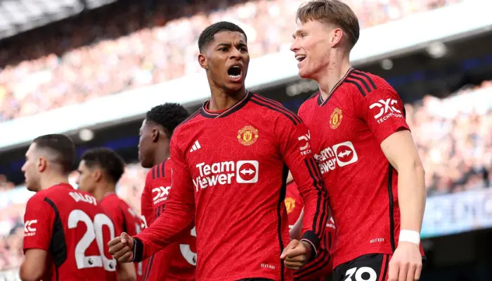 Rashford ăn mừng