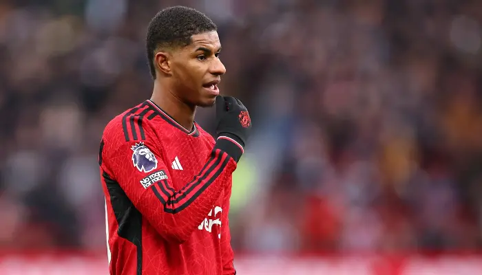 Rashford đang đưa tay lên miệng