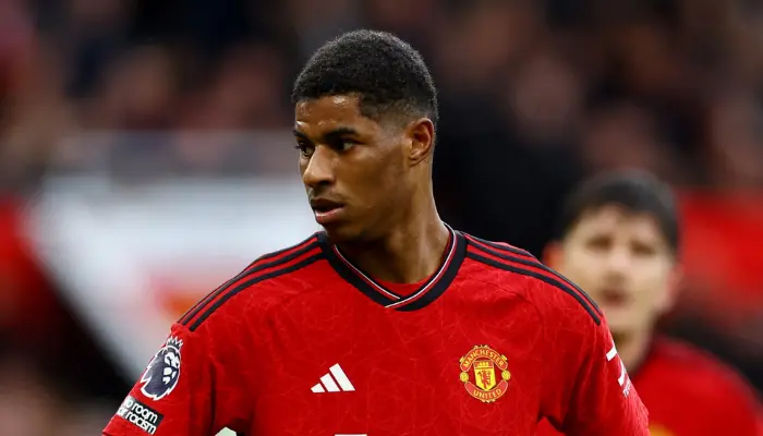 Rashford nhìn sang một bên