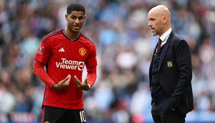 Rashford (trái) trải qua một mùa giải thảm họa dưới thời Ten Hag (phải)