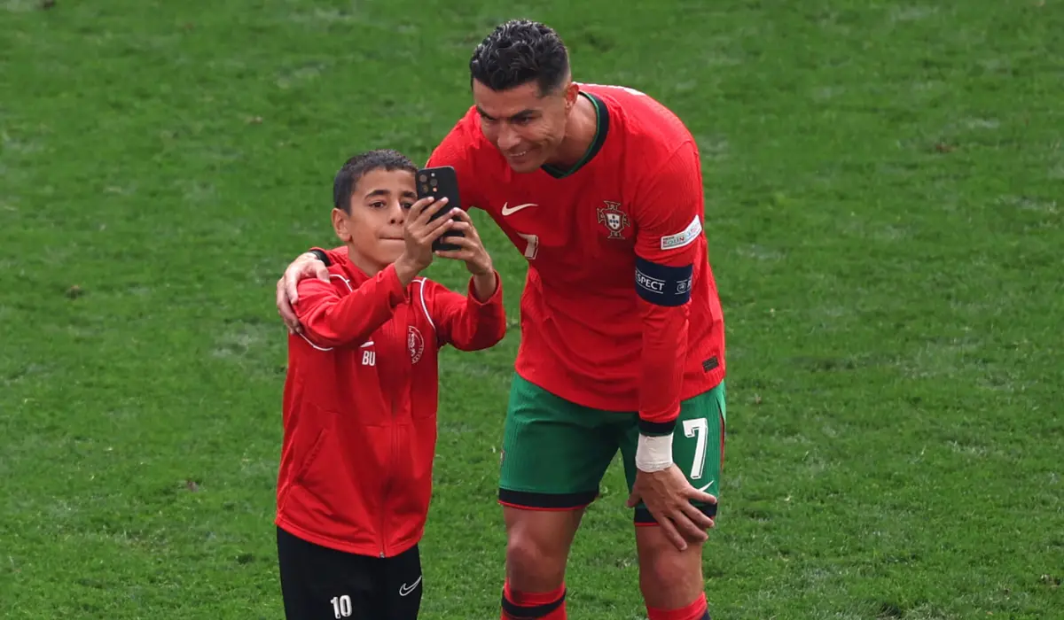 Cậu nhóc may mắn chụp ảnh selfie cùng Ronaldo.