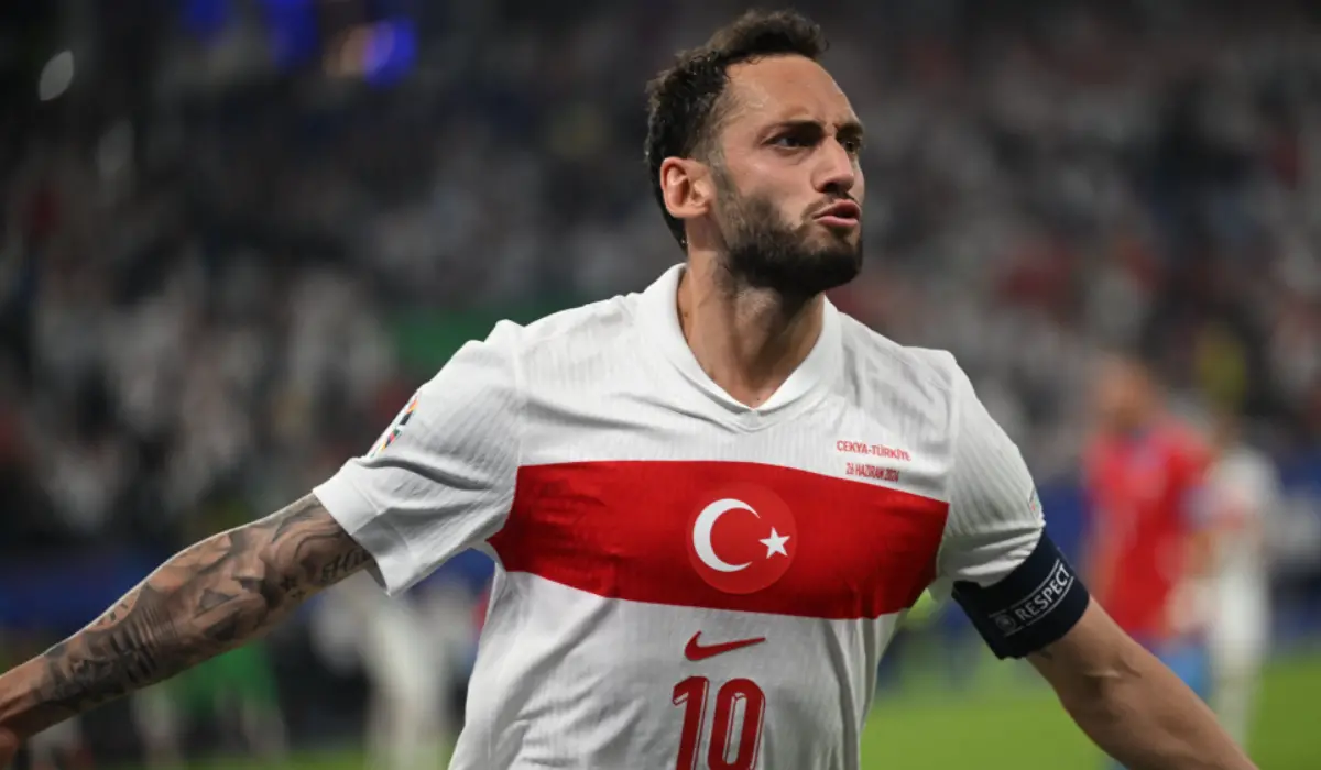 Calhanoglu ngồi ngoài trong chiến thắng của Thổ Nhĩ Kỳ trước Áo tại vòng 16 đội vì vấn đề thẻ phạt.