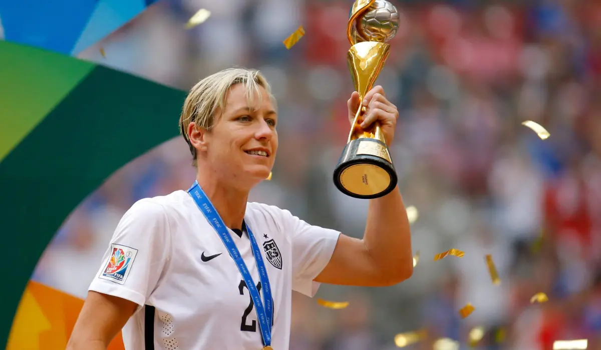 Abby Wambach với chiếc cúp vô địch World Cup năm 2015 cùng ĐT Mỹ.