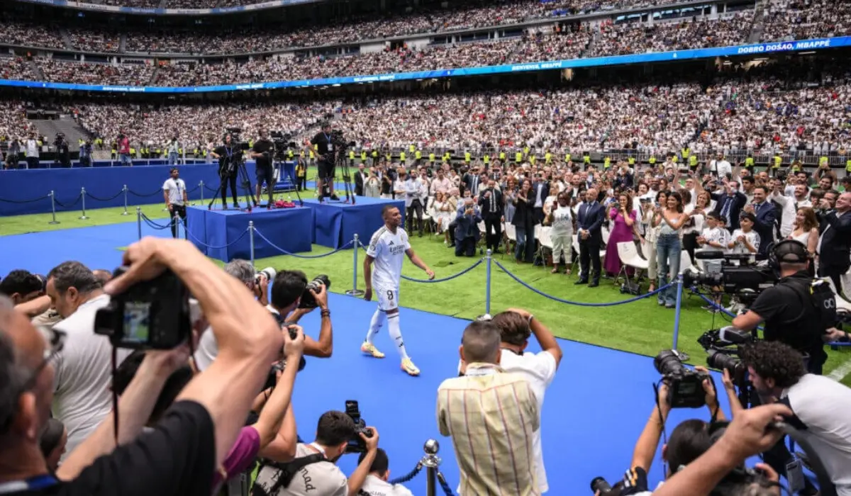 Mbappe xuất hiện trước sự chứng kiến ​​của đông đảo khán giả Bernabeu.