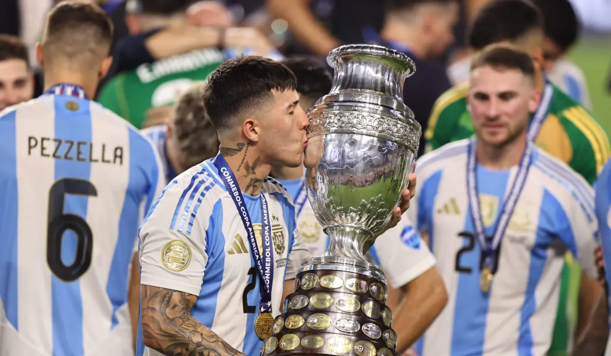 Enzo Fernandes là nhân vật chính trong vụ việc PBCT ở ĐT Argentina.