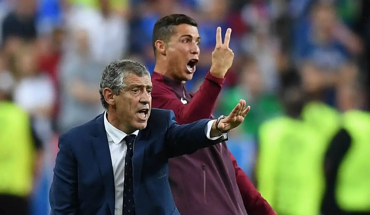 Fernando Santos khó chịu vì liên tục nhận các câu hỏi về Ronaldo.