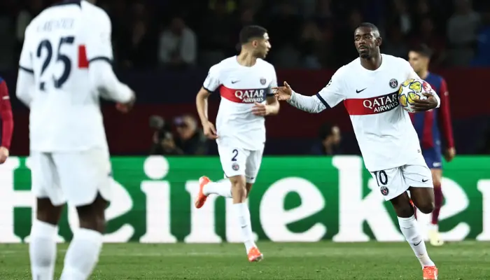 Dembele giúp PSG rút ngắn tỷ số trước khi hiệp 1 khép lại.