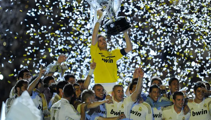 Real Madrid lên ngôi vô địch La Liga 2011/12 với 100 điểm kỷ lục.