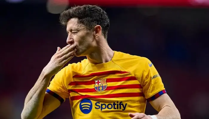 Lewandowski tỏa sáng giúp Barca đánh bại Atletico Madrid.