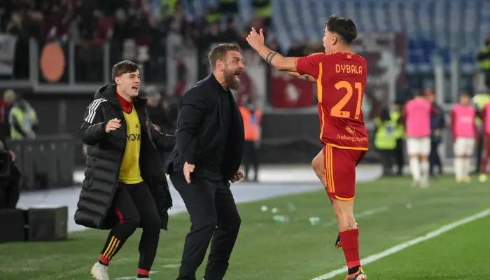 De Rossi ăn mừng cùng Dybala