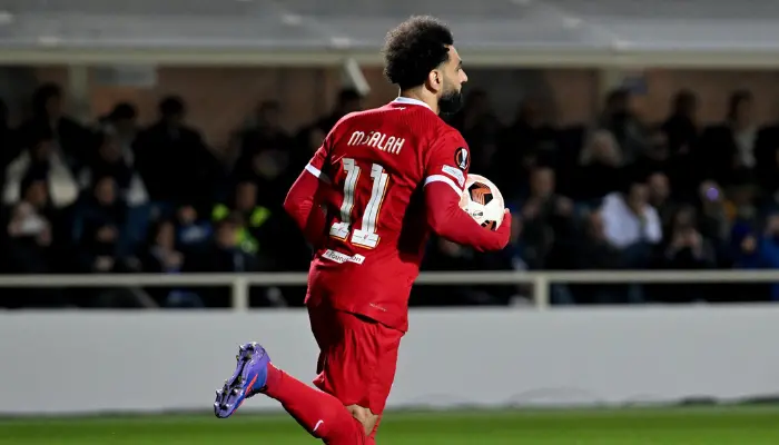 Salah đang ôm quả bóng sau khi ghi bàn