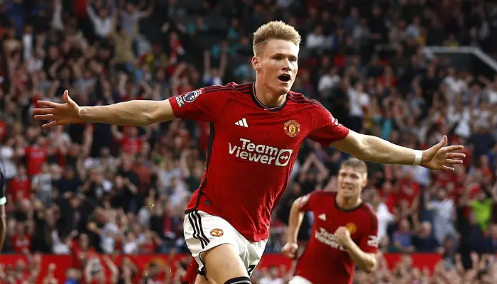 Scott McTominay ăn mừng