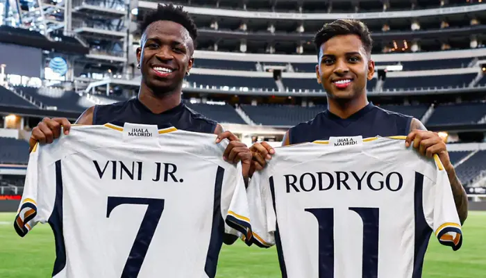 rodrygo và vinicius khoe áo