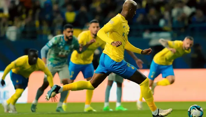 Talisca giúp Al-Nassr mở tỷ số với bàn thắng trên chấm phạt đền.