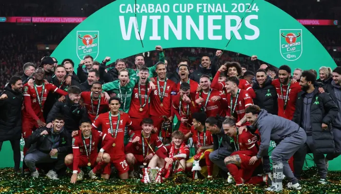 Tập thể Liverpool nâng cúp Carabao