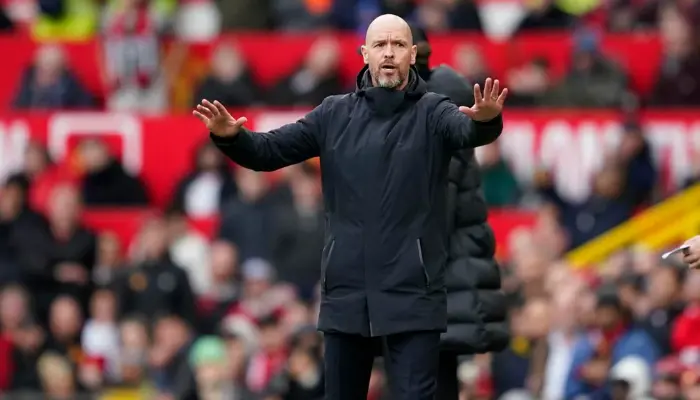 Ten Hag đưa 2 tay lên