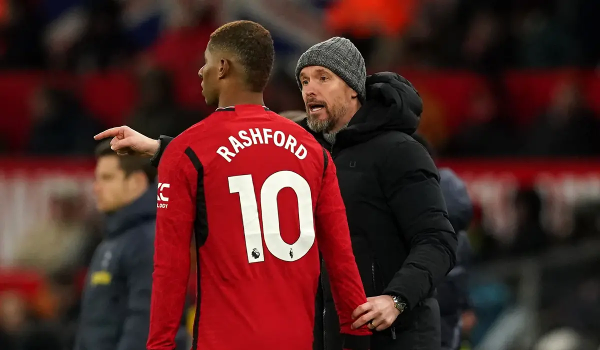 Tiền đạo Rashford và HLV Ten Hag