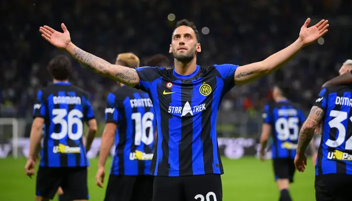 Tiền đạo Inter Milan đang đưa 2 tay lên trời