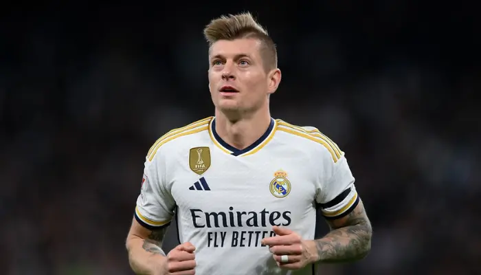 Kroos đang xem xét đồng ý tiếp tục ở lại Real Madrid thêm 1 mùa giải nữa.