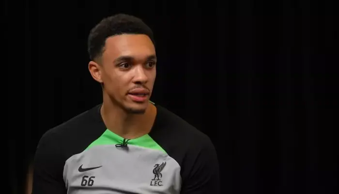 Trent Alexander-Arnold trả lời phỏng vấn.